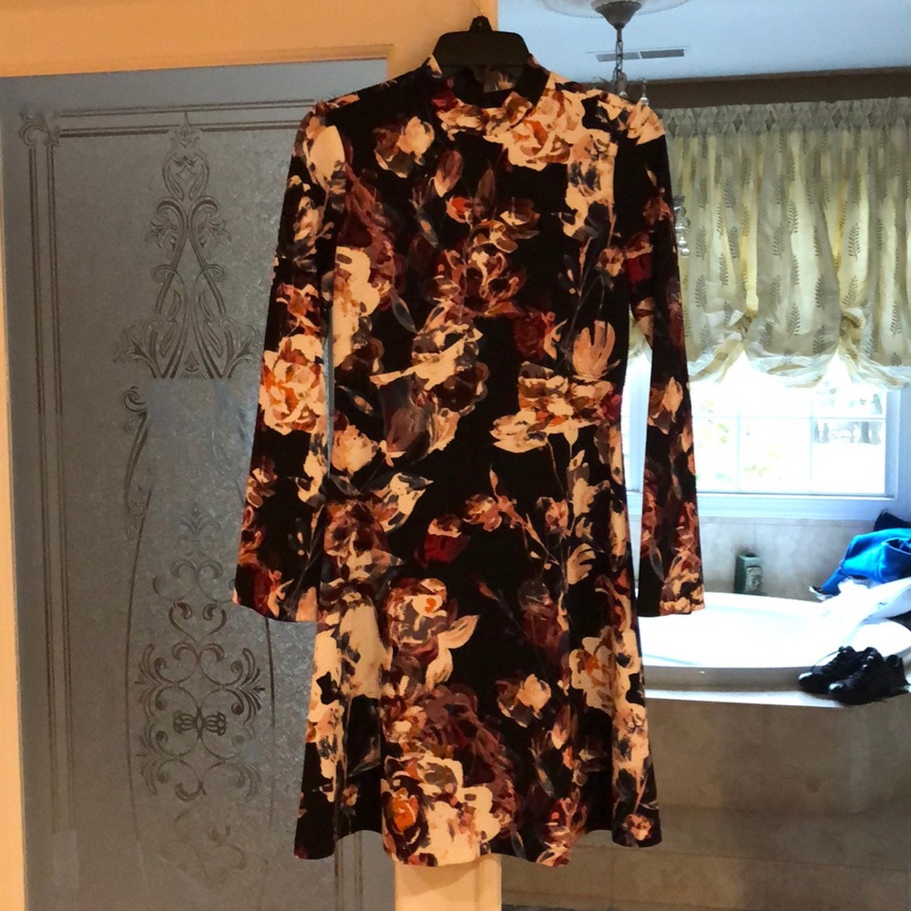 I banks trump size 4 floral dress bell sleeve